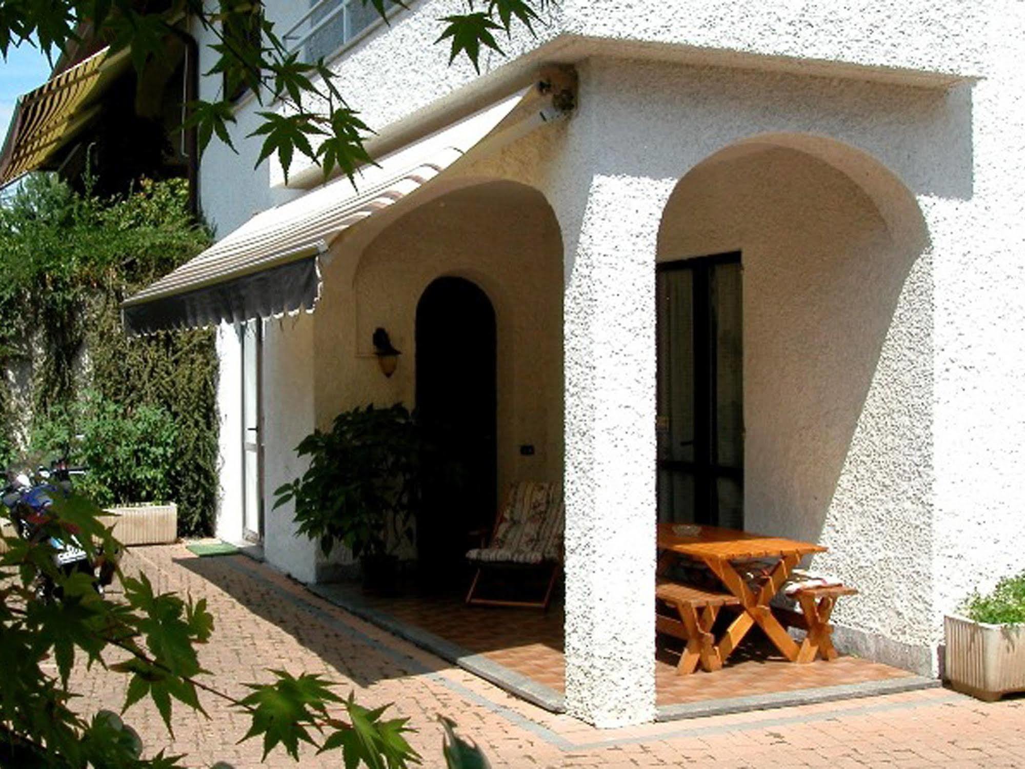 B&B Villa Monterosa Con Piscina Castronno エクステリア 写真